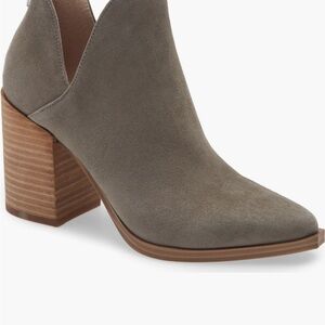 Steve Madden Cedar suede booties in size 7.